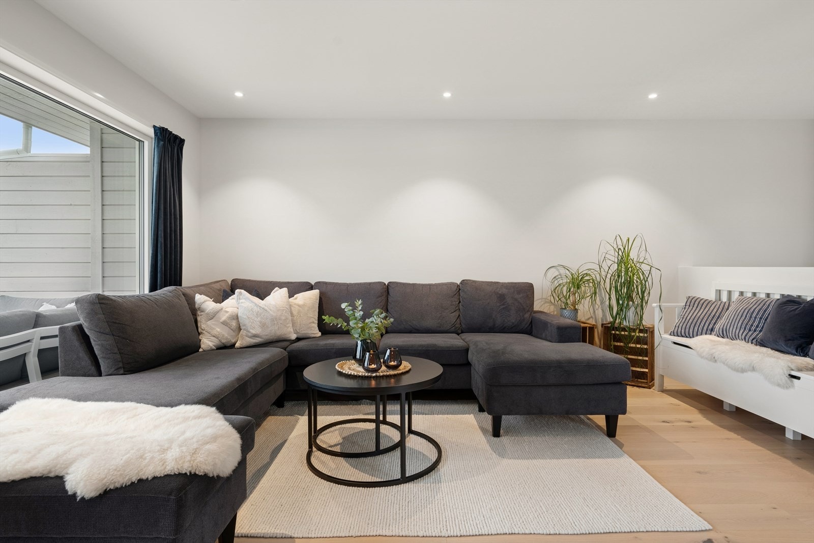 Det er god plass til en stor sofagruppe. Galleribilde