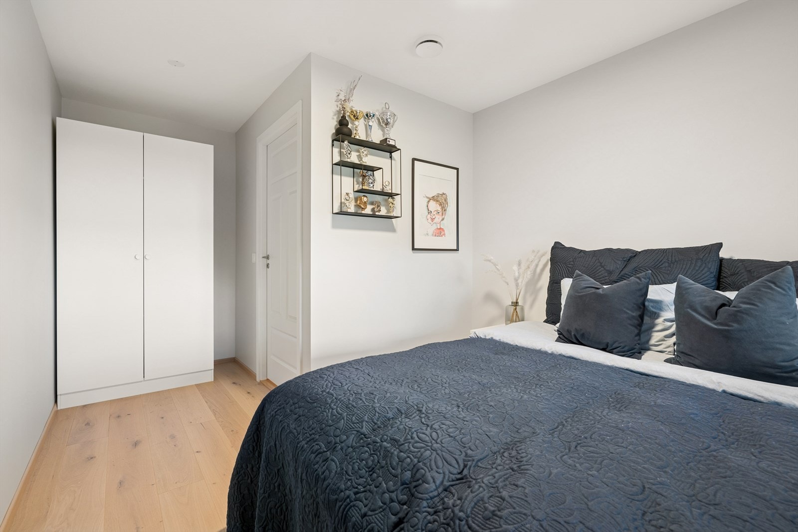 Soverommet har også god garderobeplass. Galleribilde