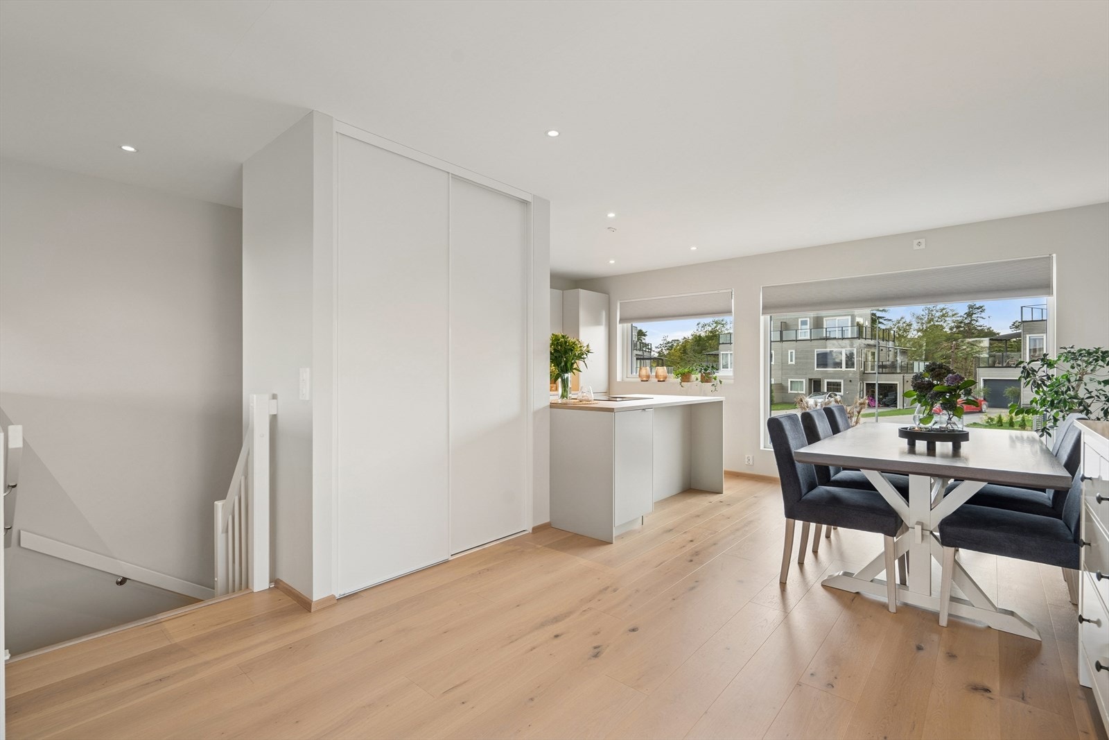 Stuen og kjøkkenet er samlet i en åpen og sosial sone med god plass til spisebord imellom. Galleribilde