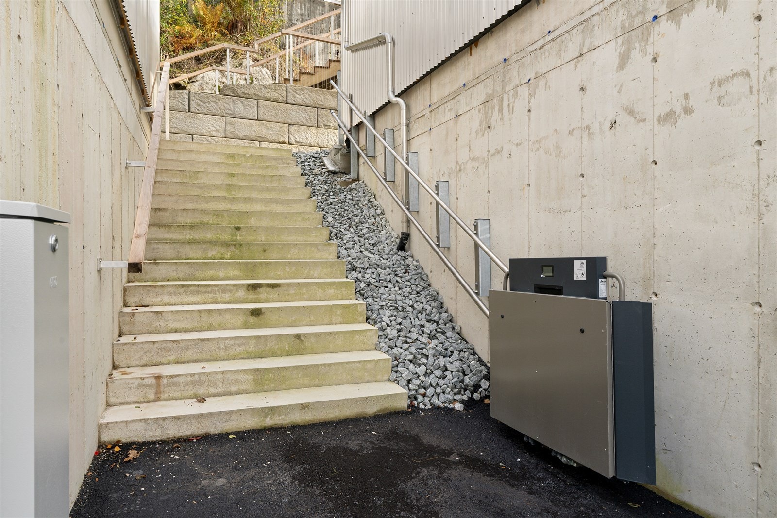 Tilrettelagt trapp med trappeheis Galleribilde