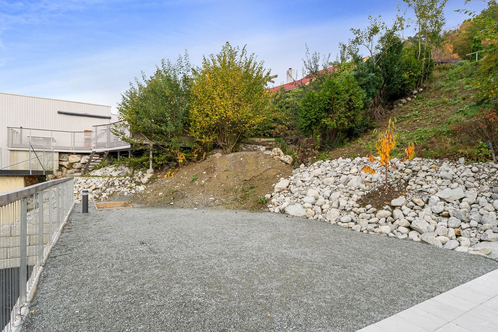 Fellesområde der sameie må blir enige om hva som skal stå der f.eks. lekestativ eller sittegruppe o.l Galleribilde