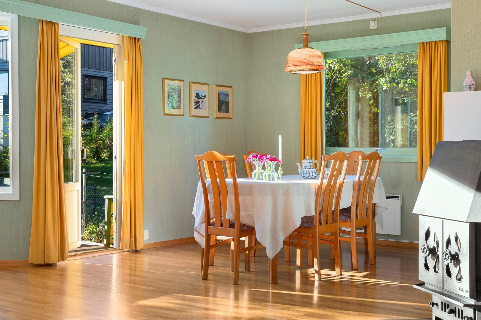 God plass til spisegruppen med tilknytting til kjøkkenet Galleribilde