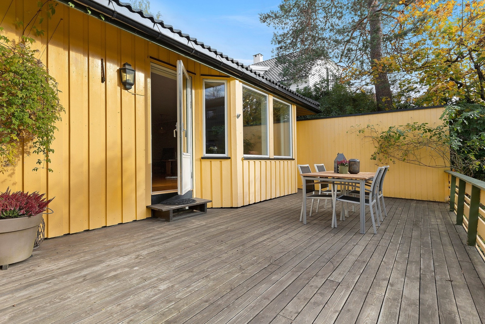 Stor og solrik terrasse Galleribilde