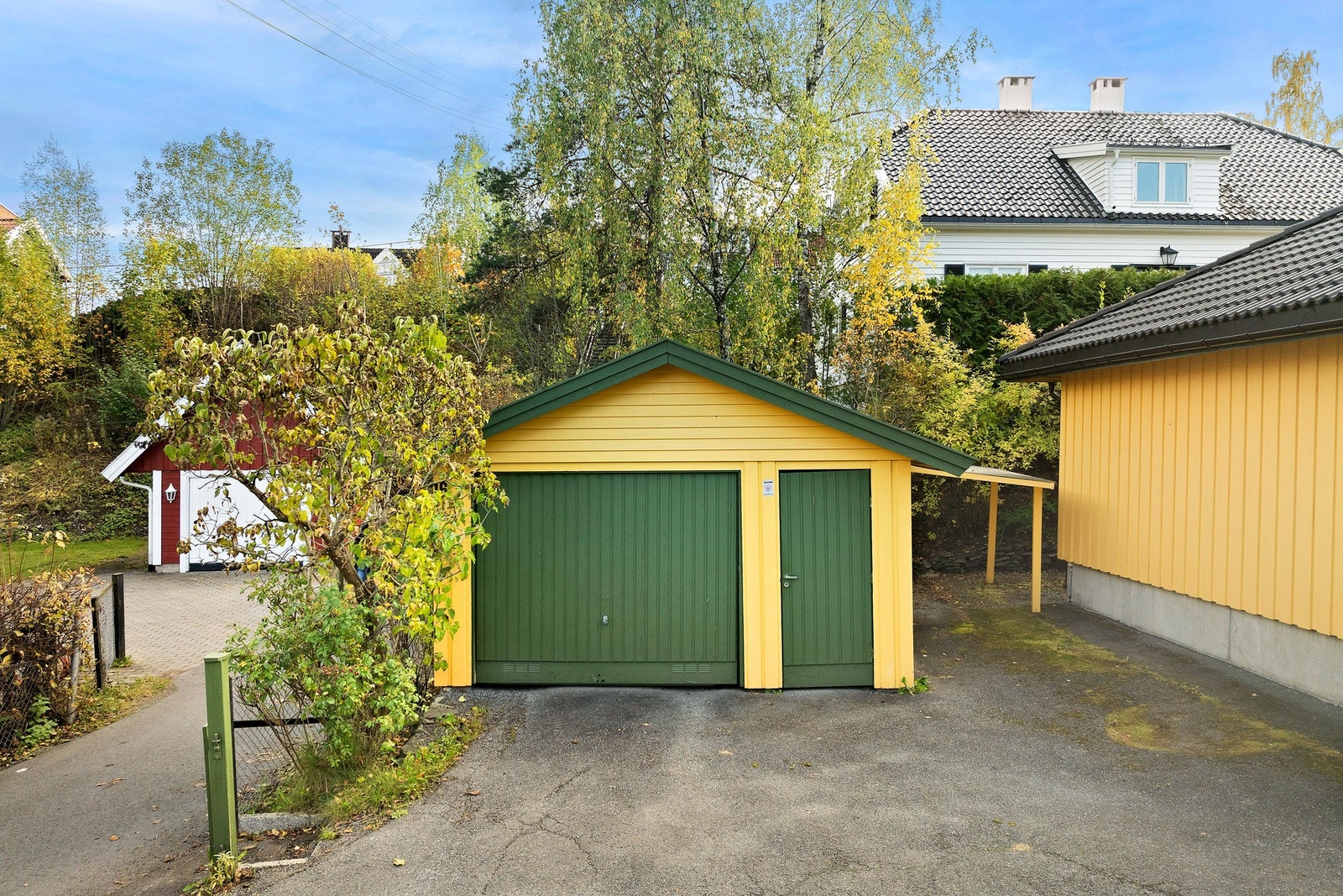 Garasje med el-bil lader Galleribilde