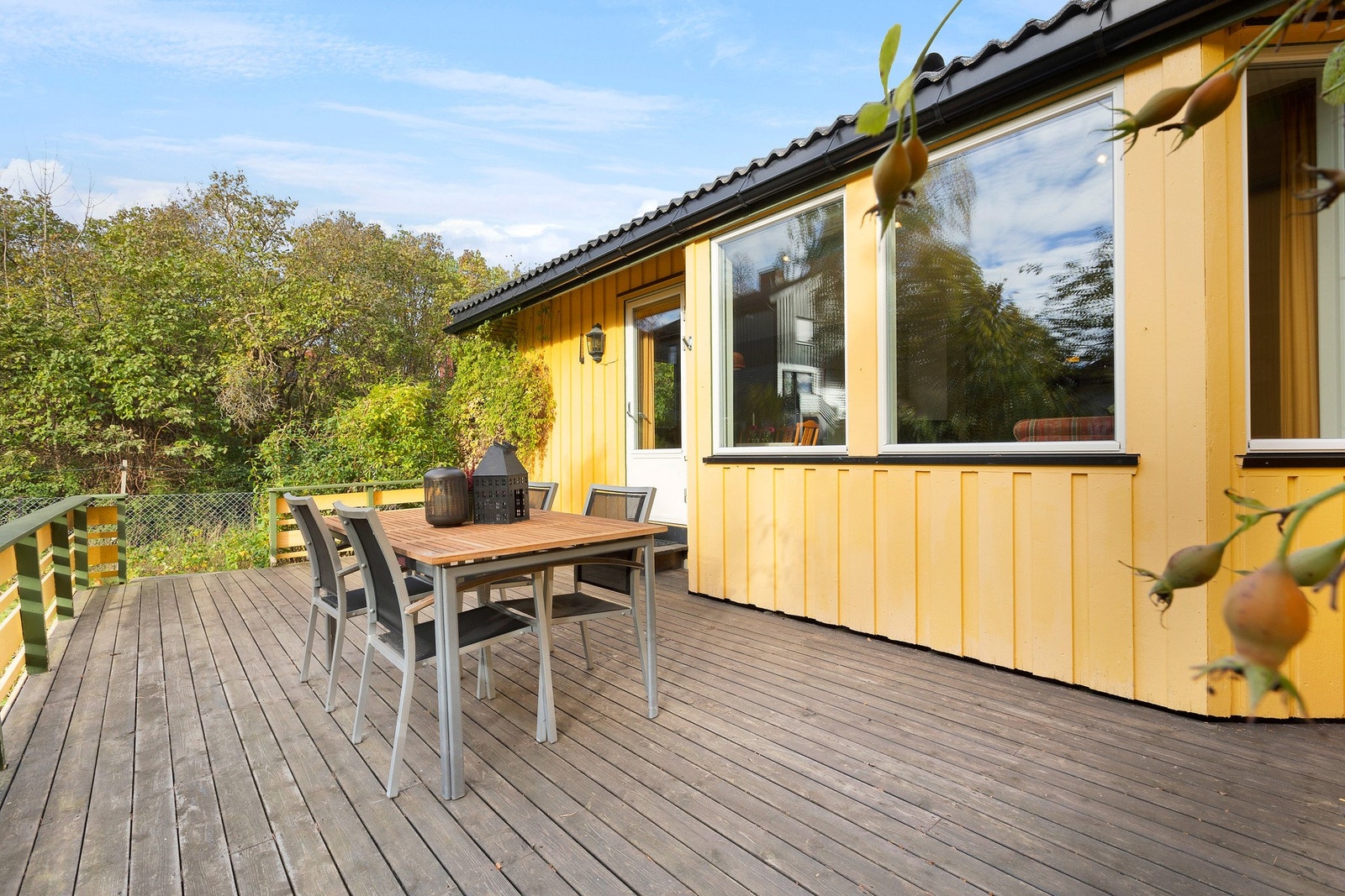 Stor og solrik terrasse Galleribilde