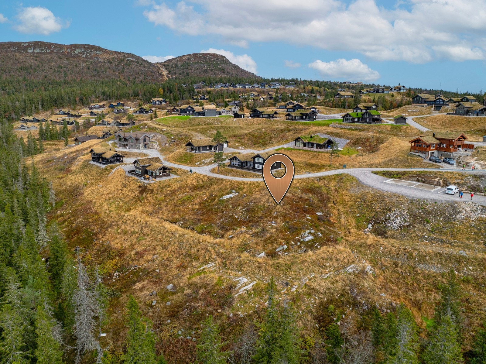 Tomten er en av de flotteste på feltet, høyt og fritt i landskapet, med nydelige solforhold og spektakulær utsikt utover fjellheimen. Galleribilde