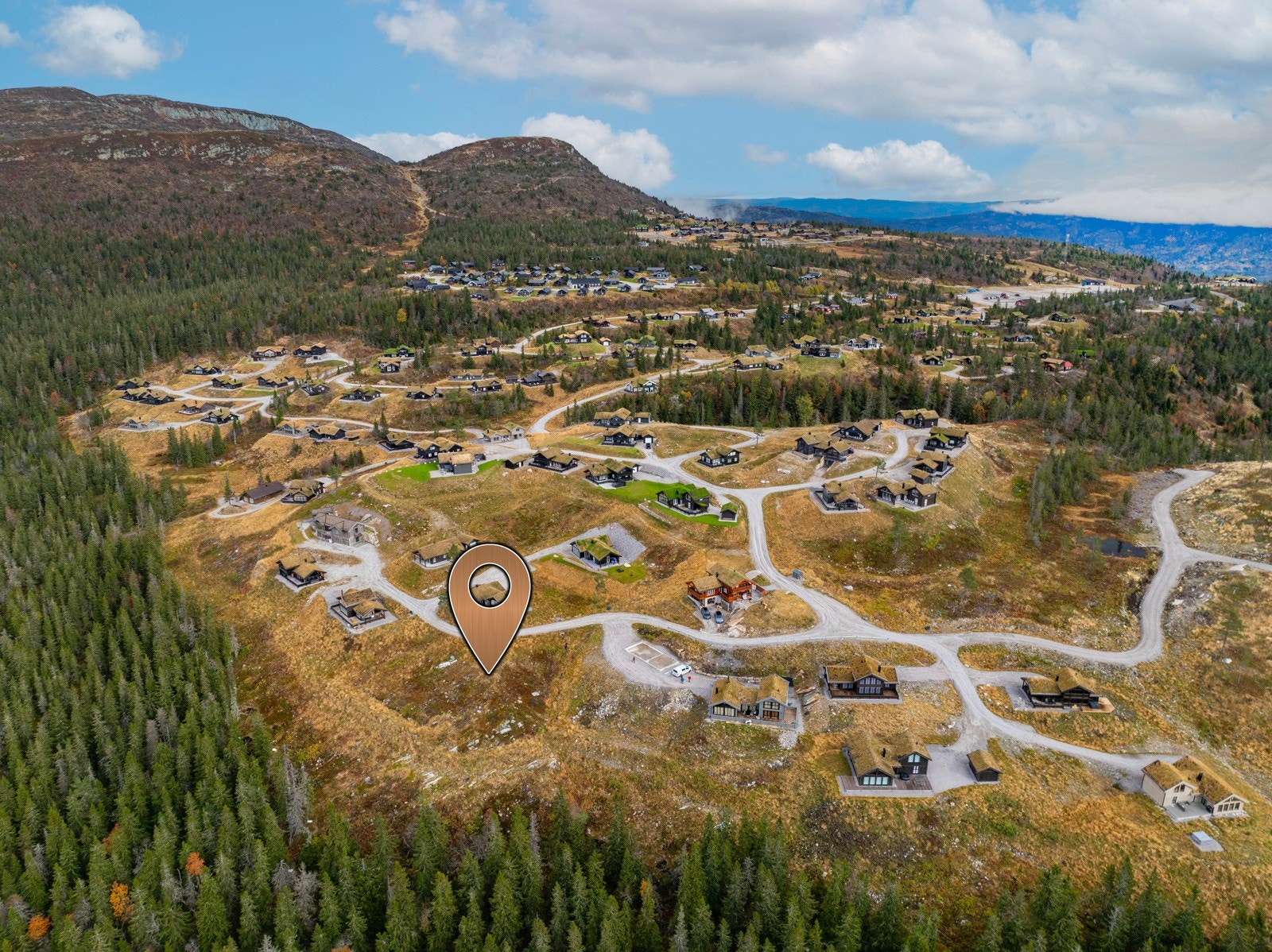 Dette er en naturskjønn selveiertomt på 1534 kvm, beliggende høyt opp i fjellheimen, kun 20 minutters kjøretur fra Bø. Galleribilde