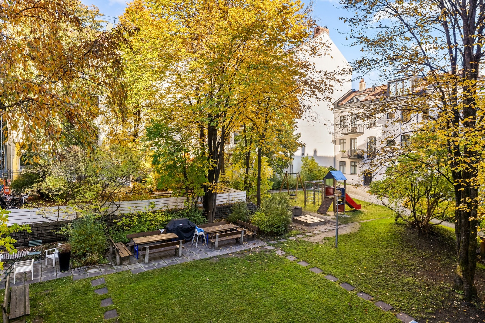 Borettslaget har en frodig og pen opparbeidet bakgård. Galleribilde