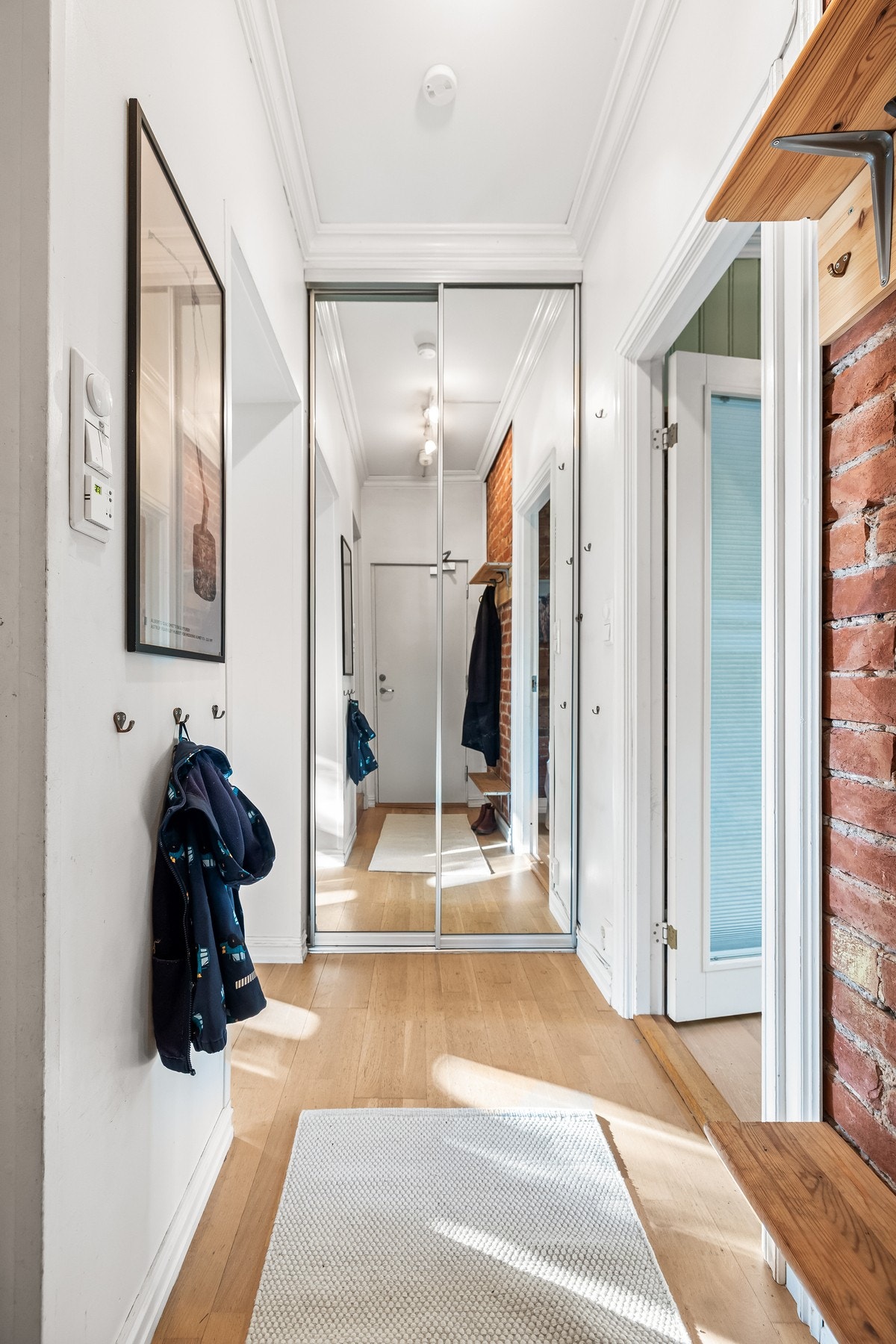 Her finner du en praktisk skyvedørsgarderobe med rikelig oppbevaringsplass. Galleribilde