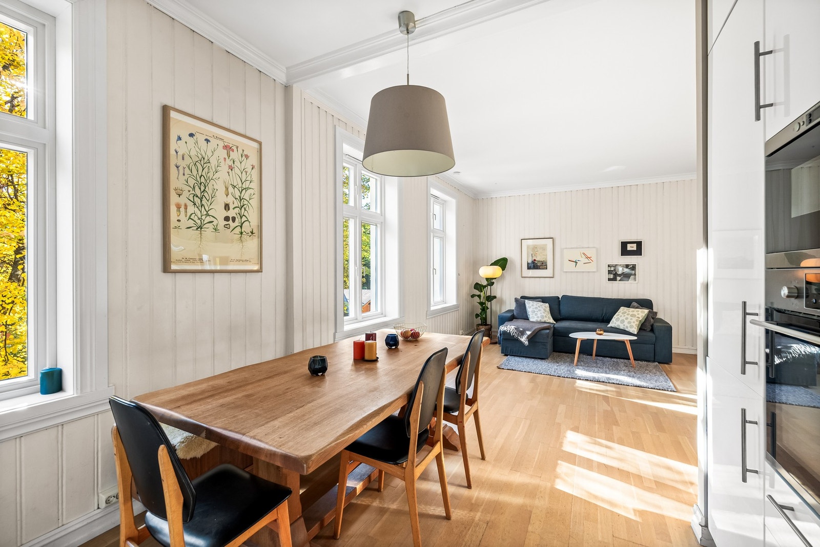 Stuen har en åpen løsning mot kjøkkenet, noe som gjør rommet både sosialt og romslig. Galleribilde