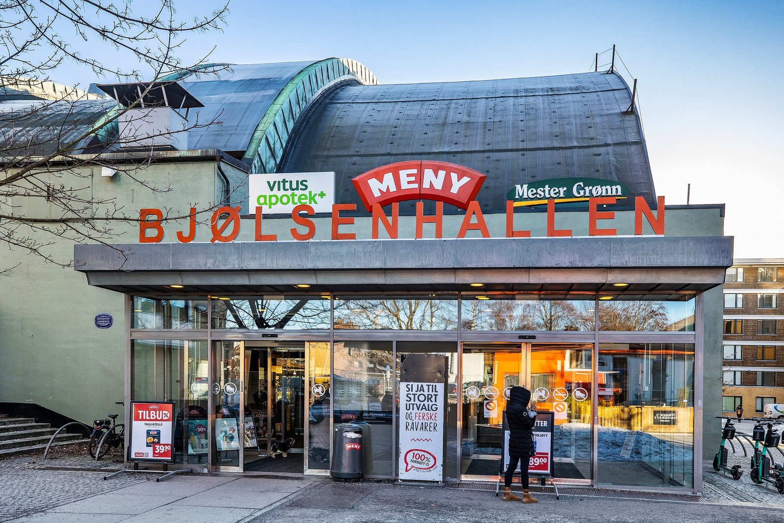 Bjølsenhallen med butikker og stor idrettshall. Galleribilde