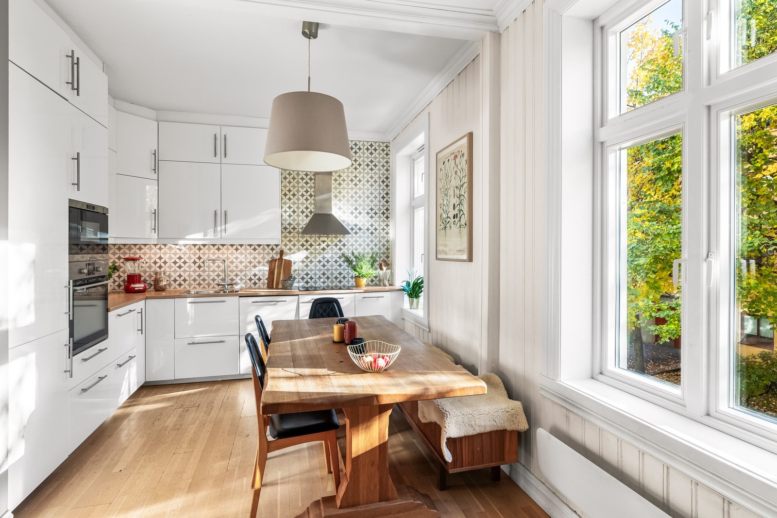 Her får du slette fronter, laminat benkeplate med planlimt oppvaskkum i rustfritt stål, samt integrerte hvitevarer som komfyr, mikro, oppvaskmaskin, kjøleskap med frysedel og induksjonstopp med komfyrvakt. Galleribilde