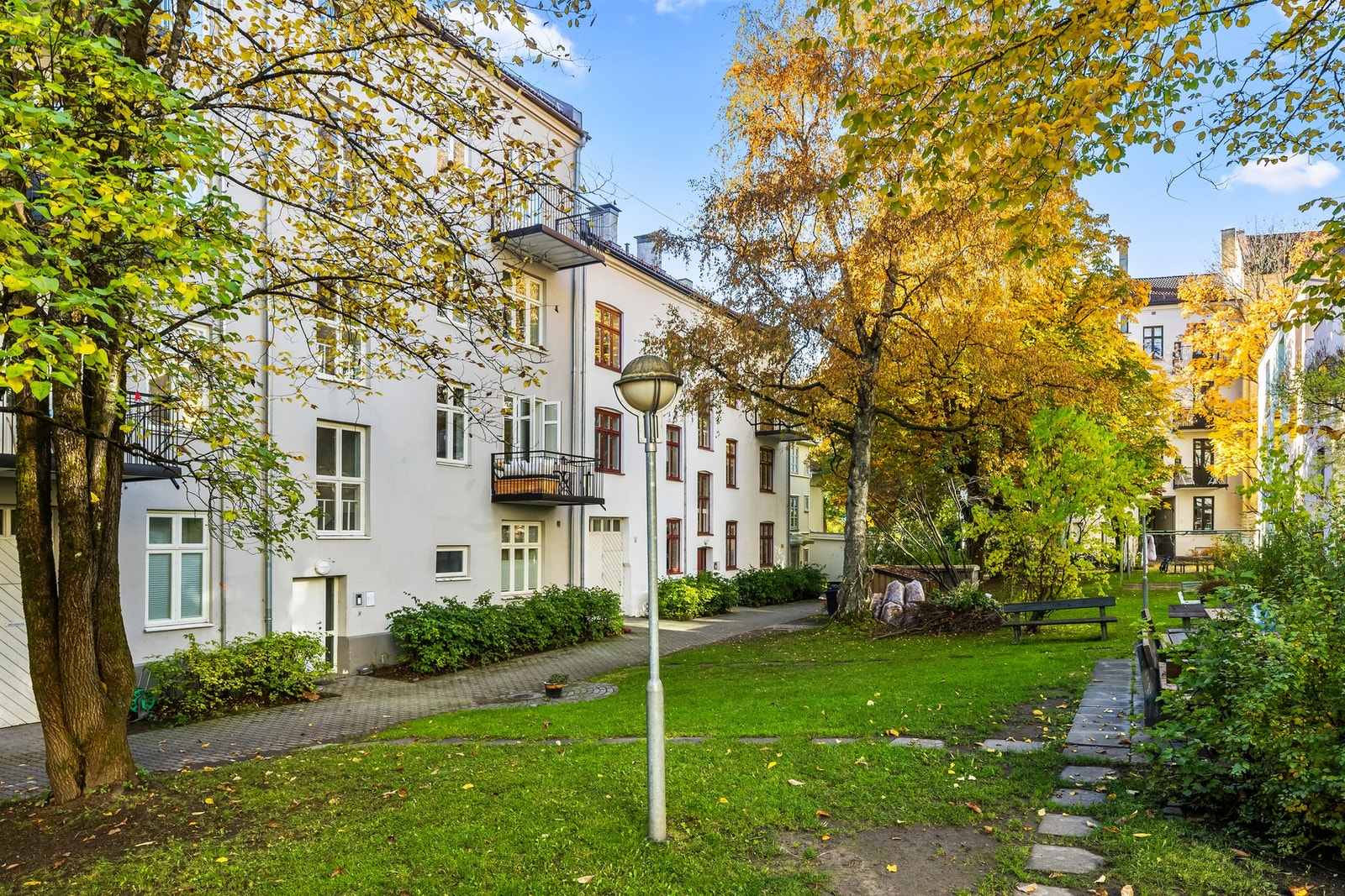 Felles ordning med gassgrill, låst sykkelbod og barnevognbod. Galleribilde