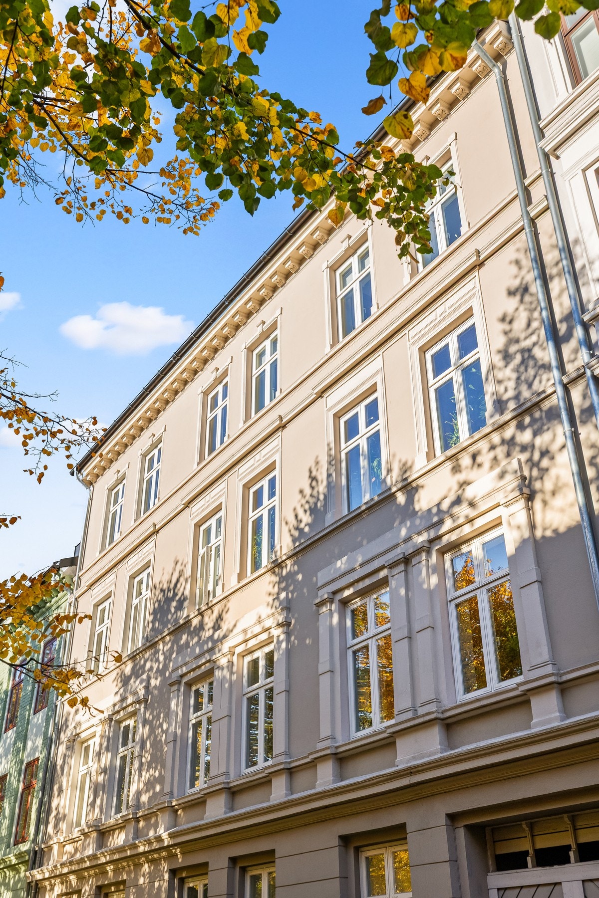 Fasade mot syd, nydelig klassisk bebyggelse Galleribilde