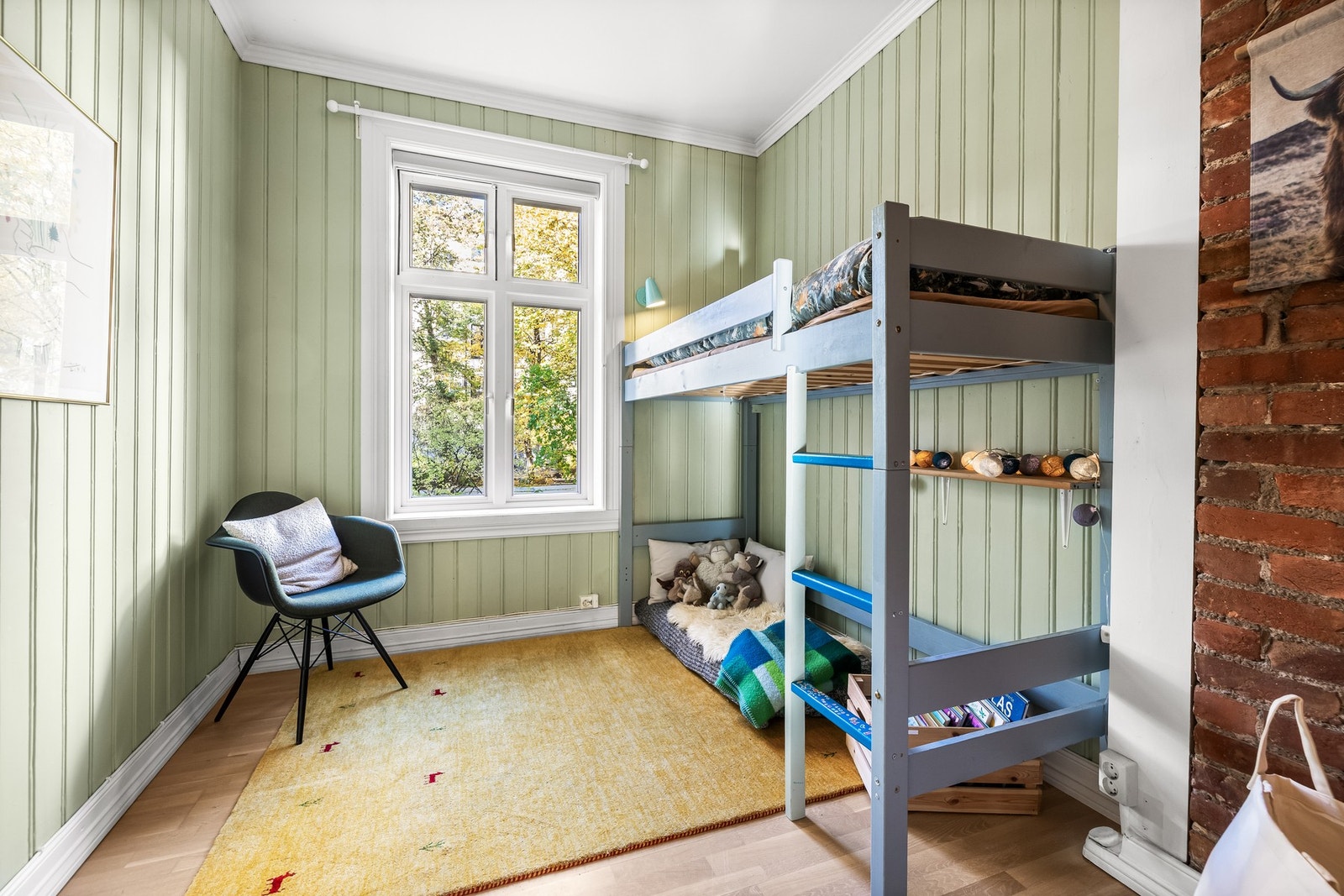 Begge soverommene har plass til seng, nattbord og garderobe. Galleribilde