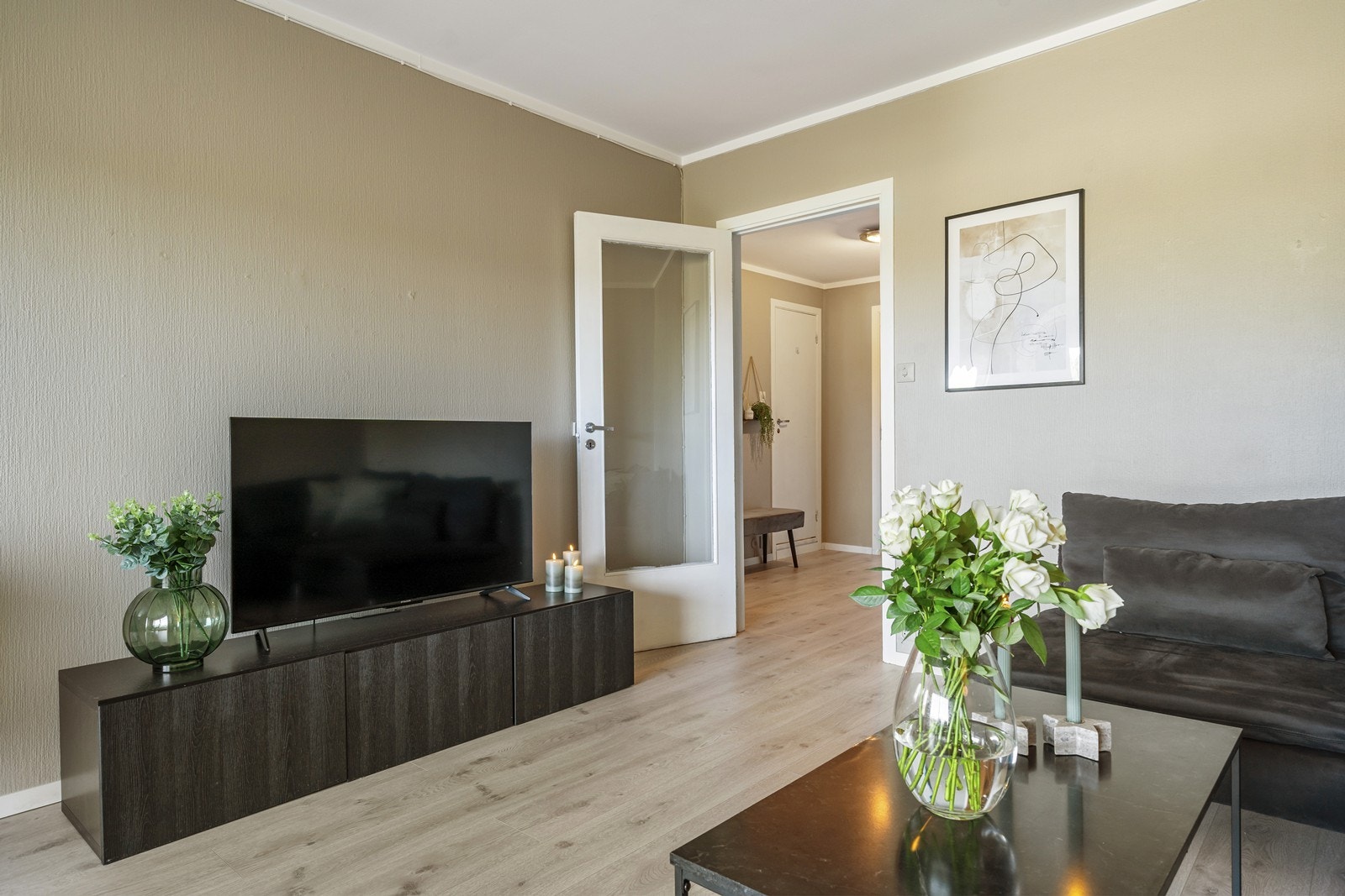 Lyse og lune fargevalg på vegger kombinert med moderne laminatgulv gir et stilrent inntrykk. Galleribilde