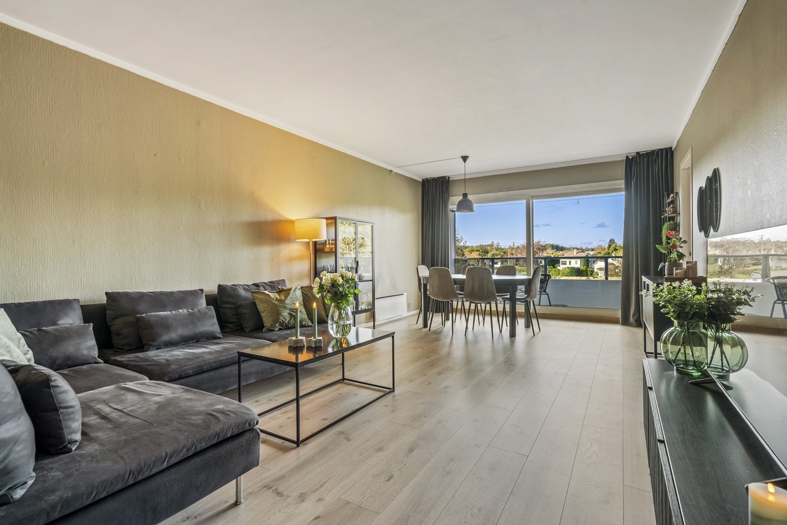 Lys og innbydende stue med god plass til ønsket møblement. Galleribilde
