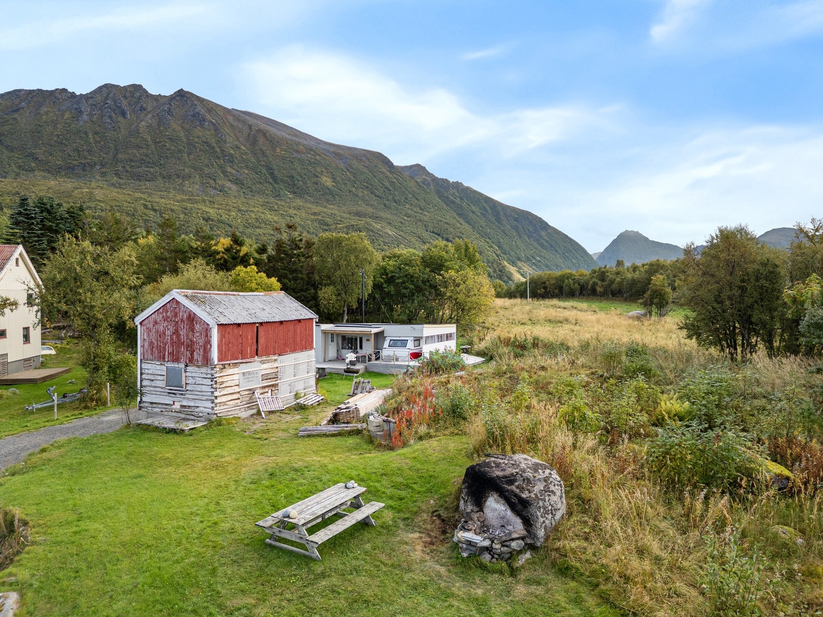 På eiendommen er det anneks og fjøs Galleribilde