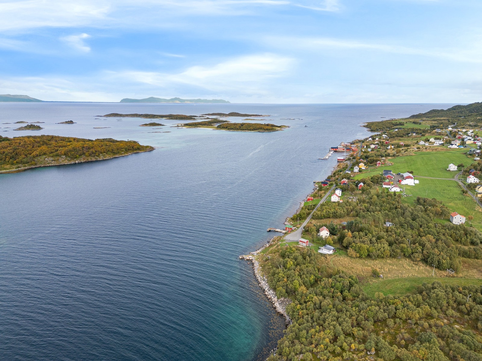 Det finnes en Bryggekafé i Grøtavær hvor man kan få enkel servering og kaffe Galleribilde