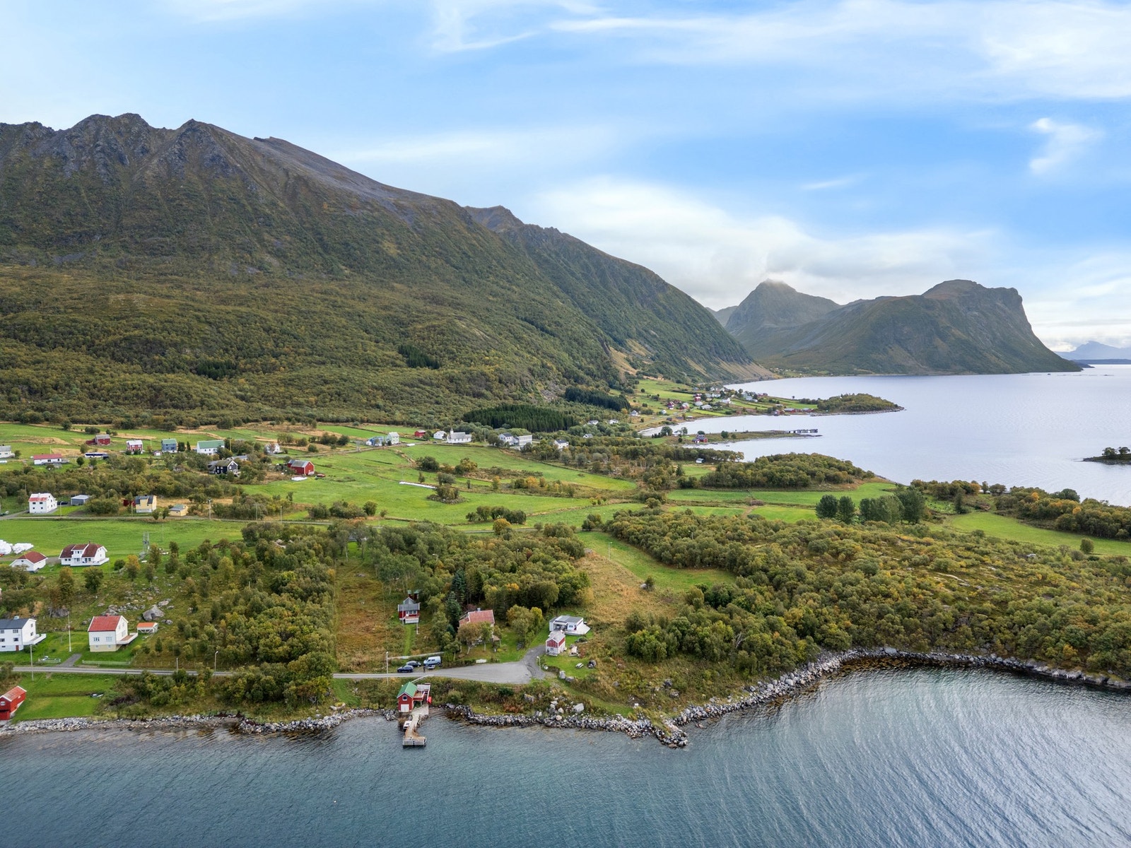 I nærheten er det fine turstier og flotte turmål, blant annet fjellene Nona og Hatten som gir spektakulær utsikt fra toppen! Galleribilde