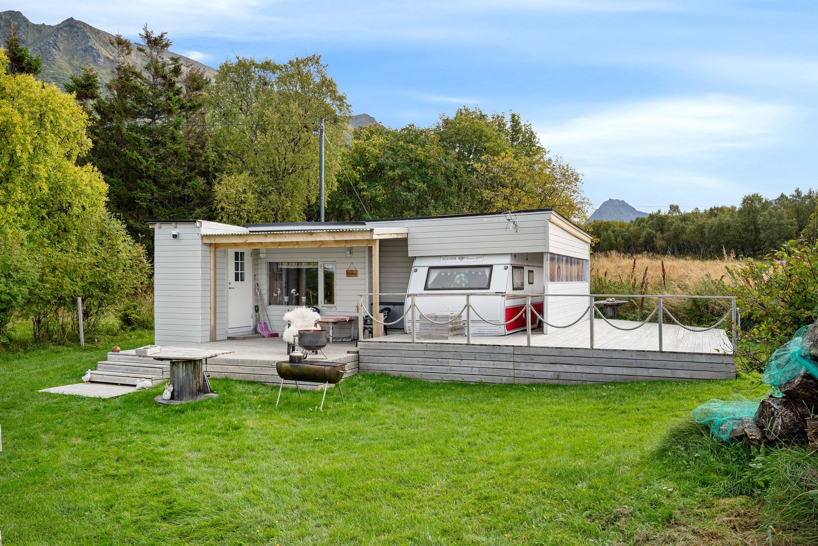 Det er pent opparbeidede uteområder med gressplen og terrasseområder Galleribilde