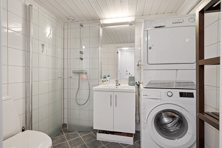 Flislagt bad med vaskemaskin og tørketrommel Galleribilde