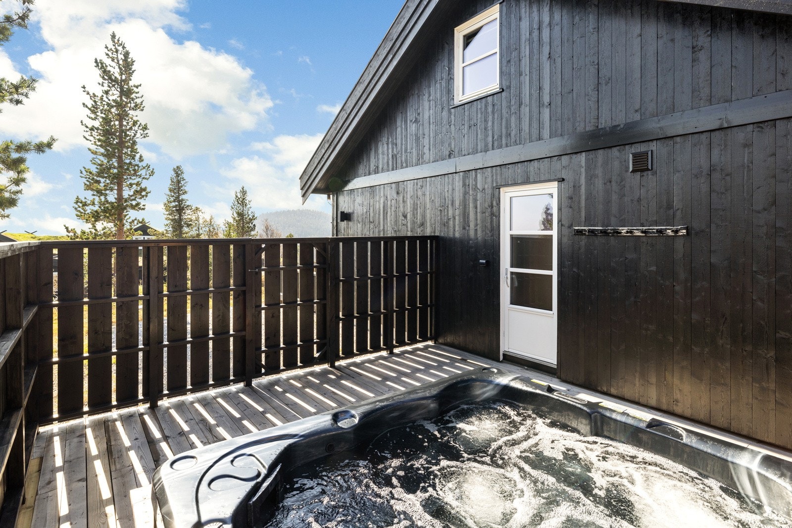Terrasse bak anneksen, med adkomst fra badet nede. (Jacuzzien kan medfølge etter egen avtale) Galleribilde