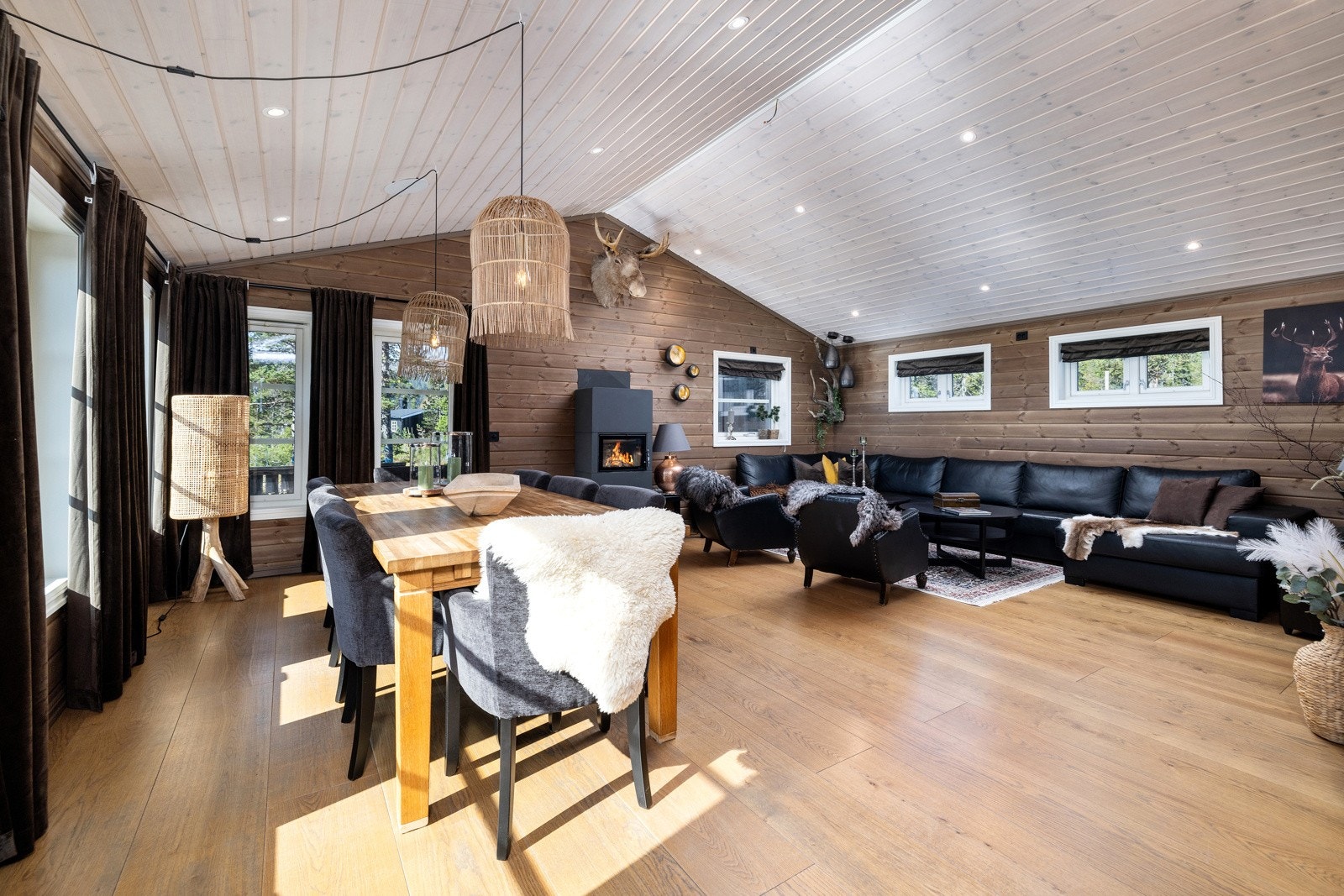 Legg merke til den gode takhøyden og alle vinduene. Galleribilde