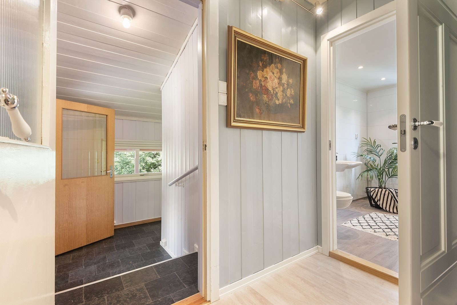 Gang med adkomst til bad. Galleribilde