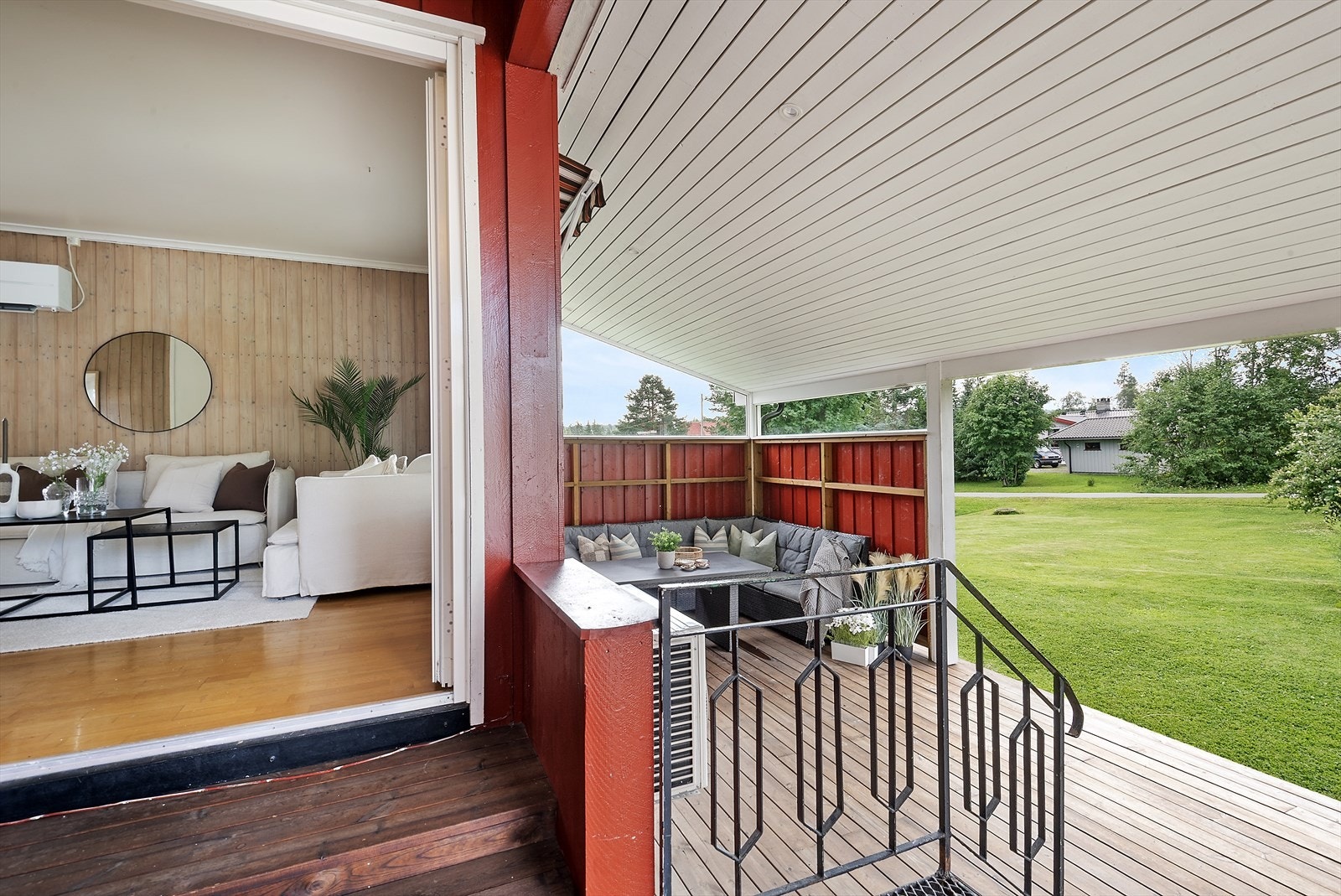 Stuen har utgang til overbygget veranda. Galleribilde