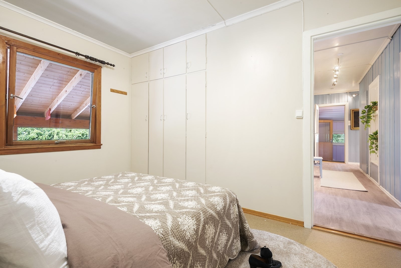 Plassbygd garderobeskap. Galleribilde