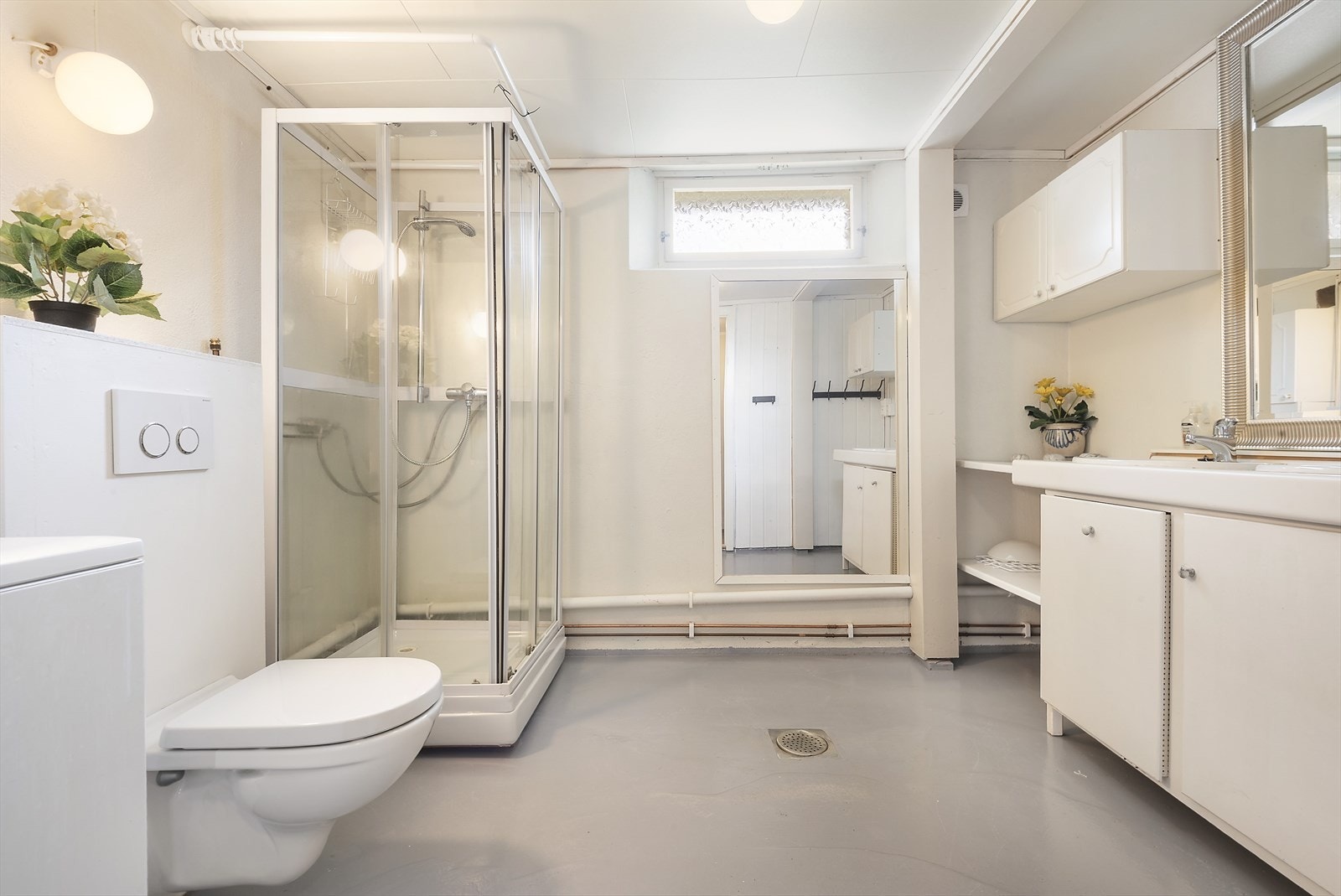 Bad med dusjkabinett. Galleribilde