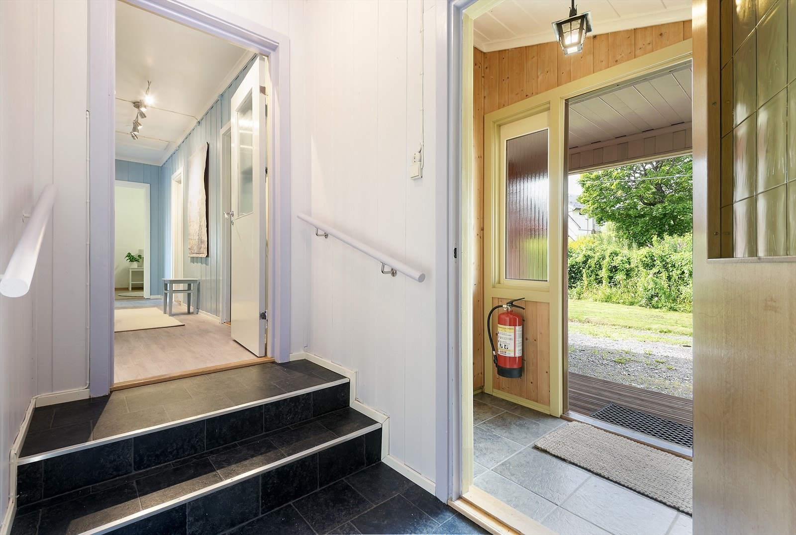 Gang med trapp videre inn i boligen. Galleribilde