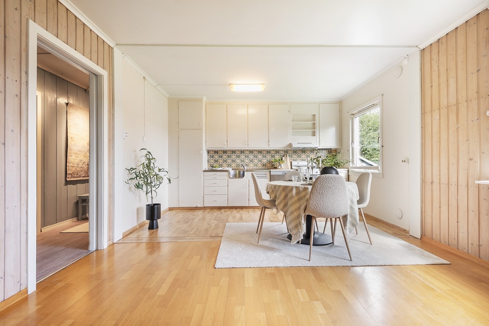 Romslig kjøkken. Galleribilde