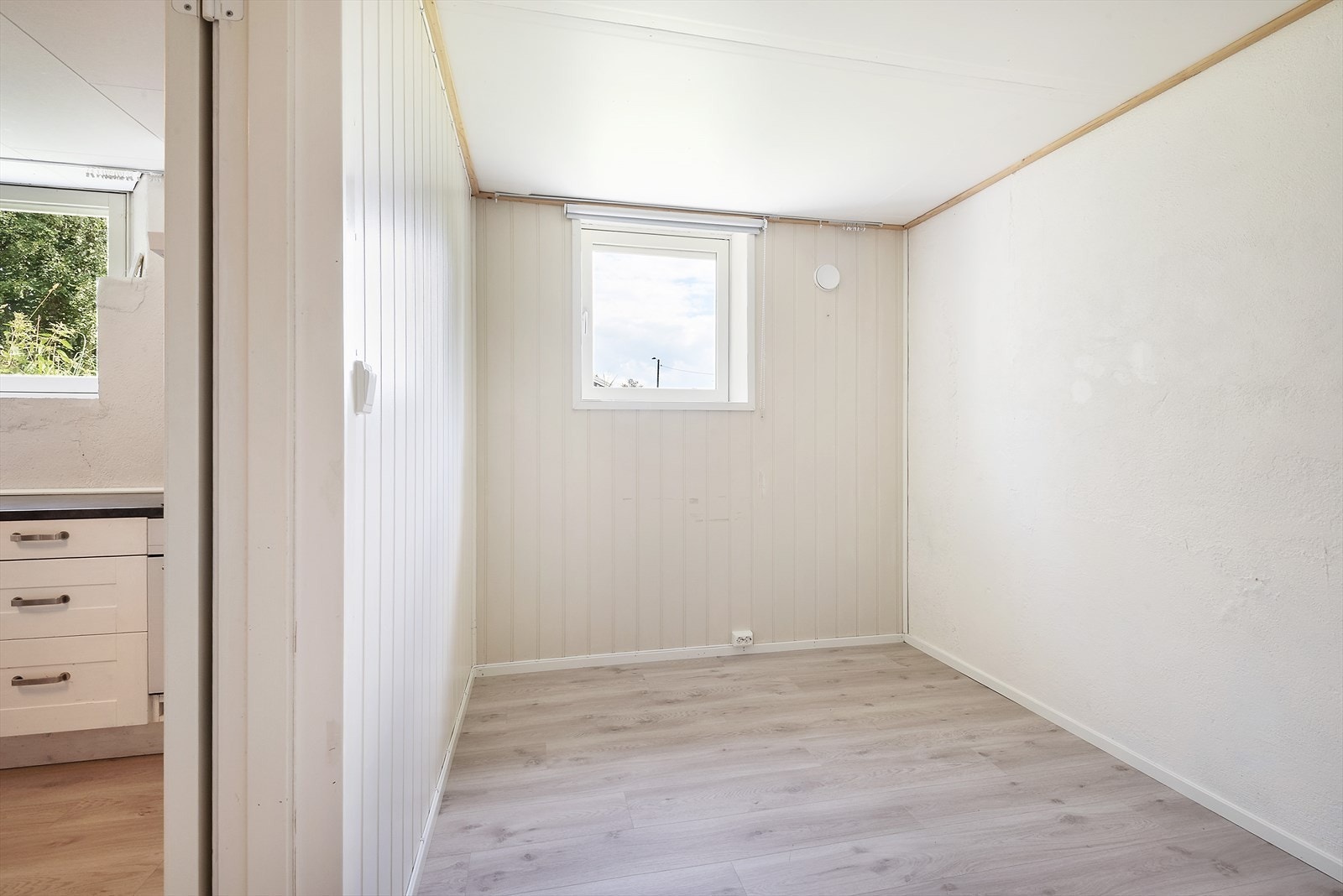 Soverom I i underetasjen med lysmalte flater. Galleribilde