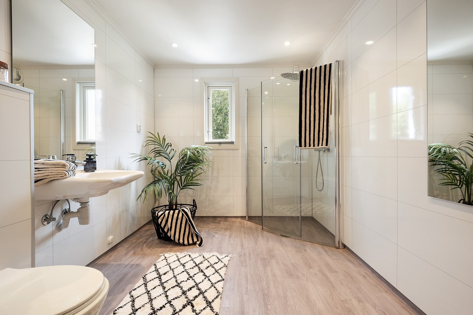 Innbydende bad med dusj. Galleribilde