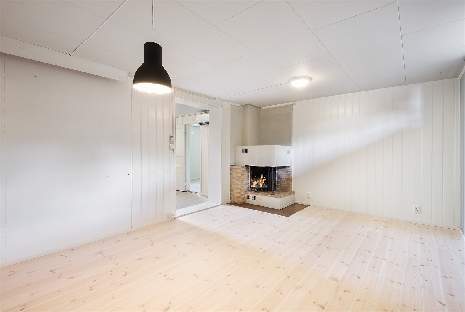 Stue med peis i underetasjen. Galleribilde