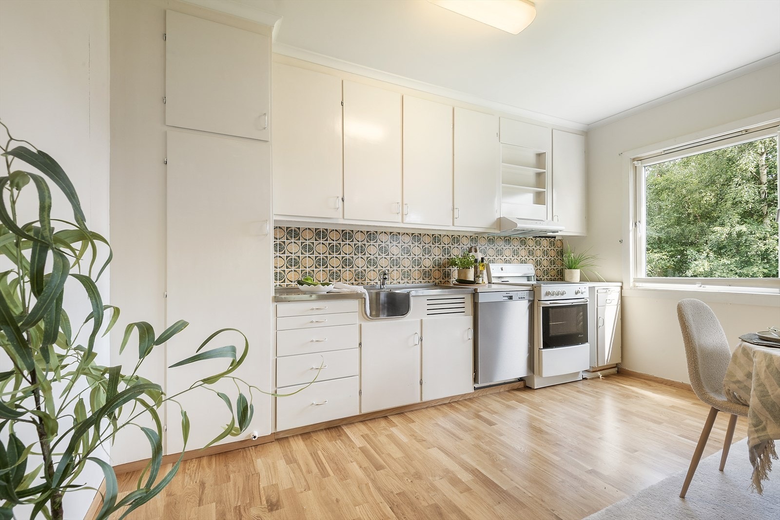 Kjøkken med lys innredning. Galleribilde