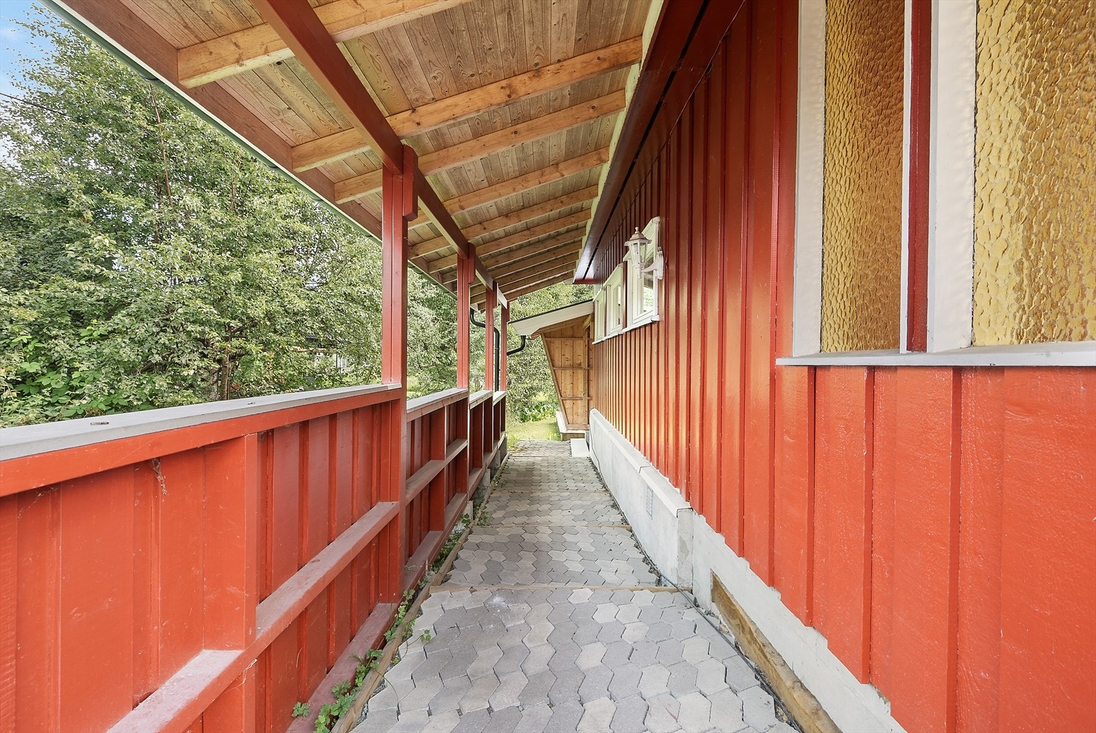 Overbygget passasje til inngang i underetasje. Galleribilde