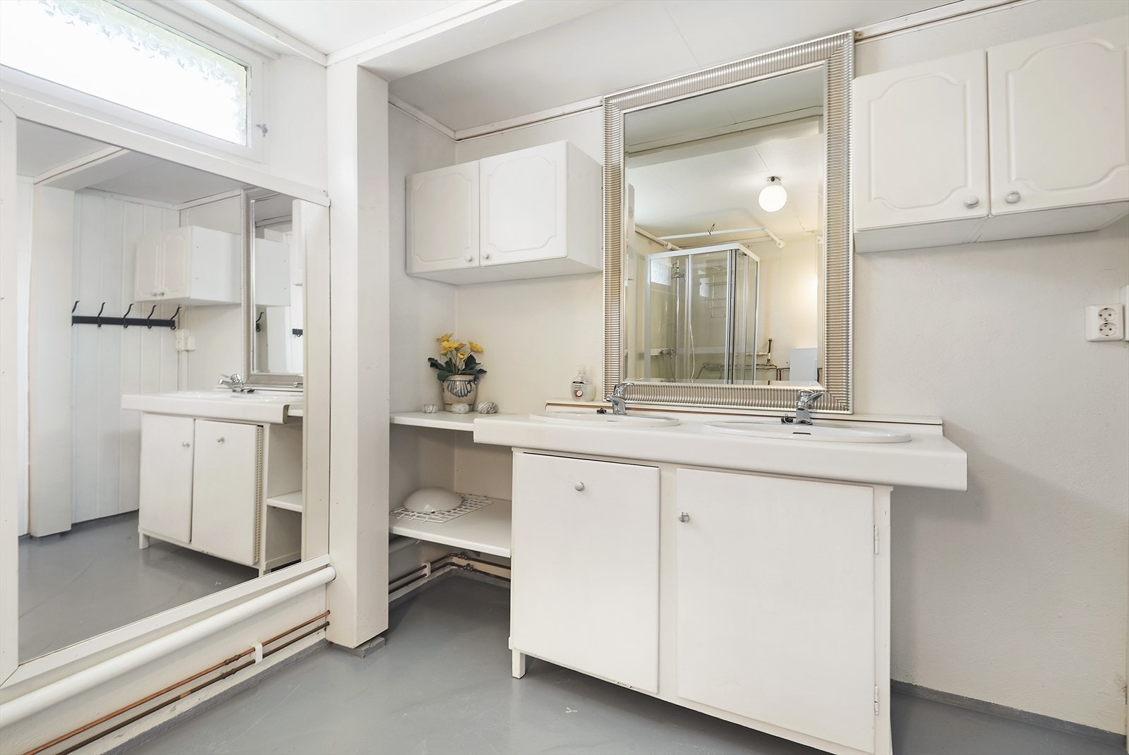 Lys baderomsinnredning. Galleribilde