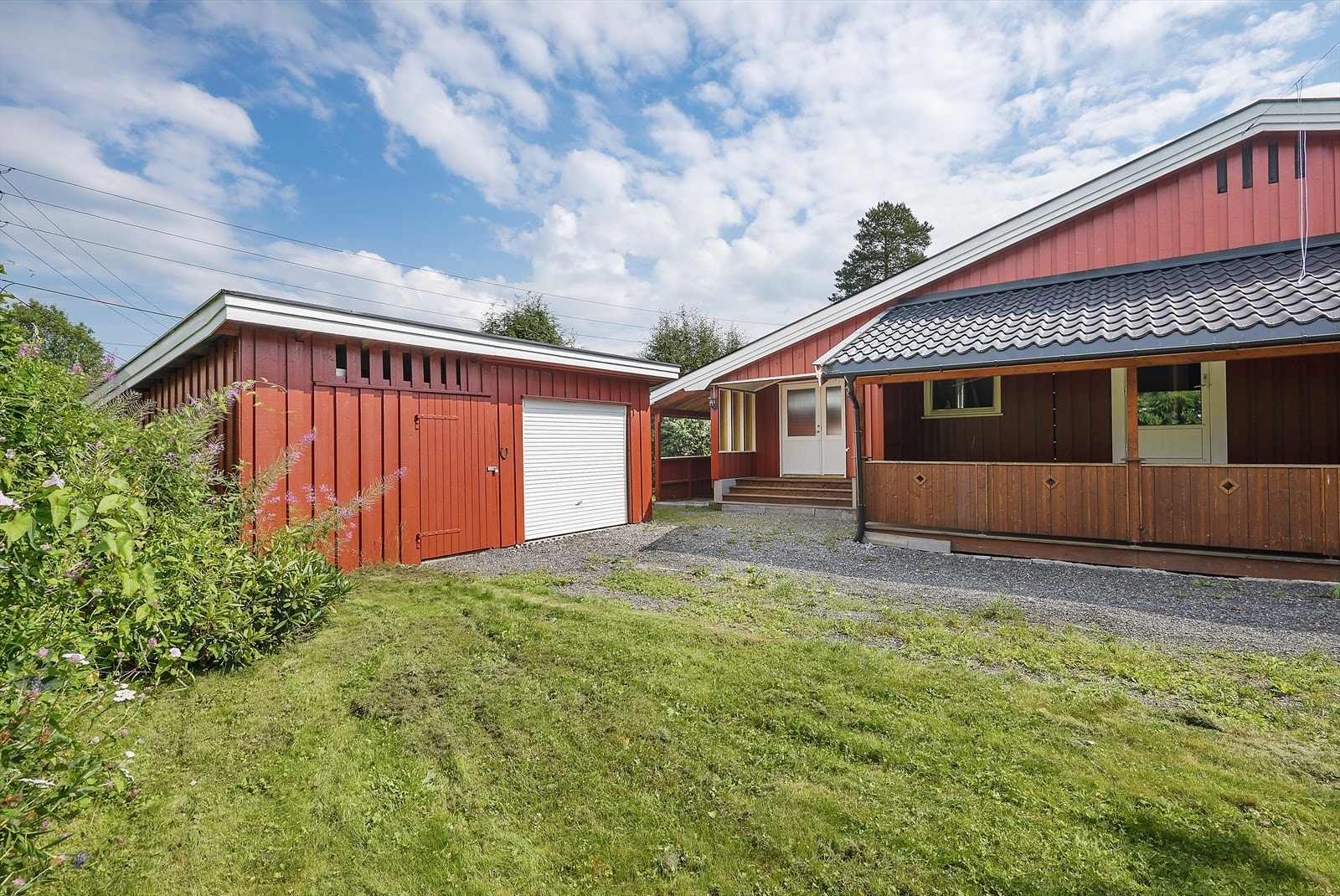 Garasje inntil boligen. Galleribilde