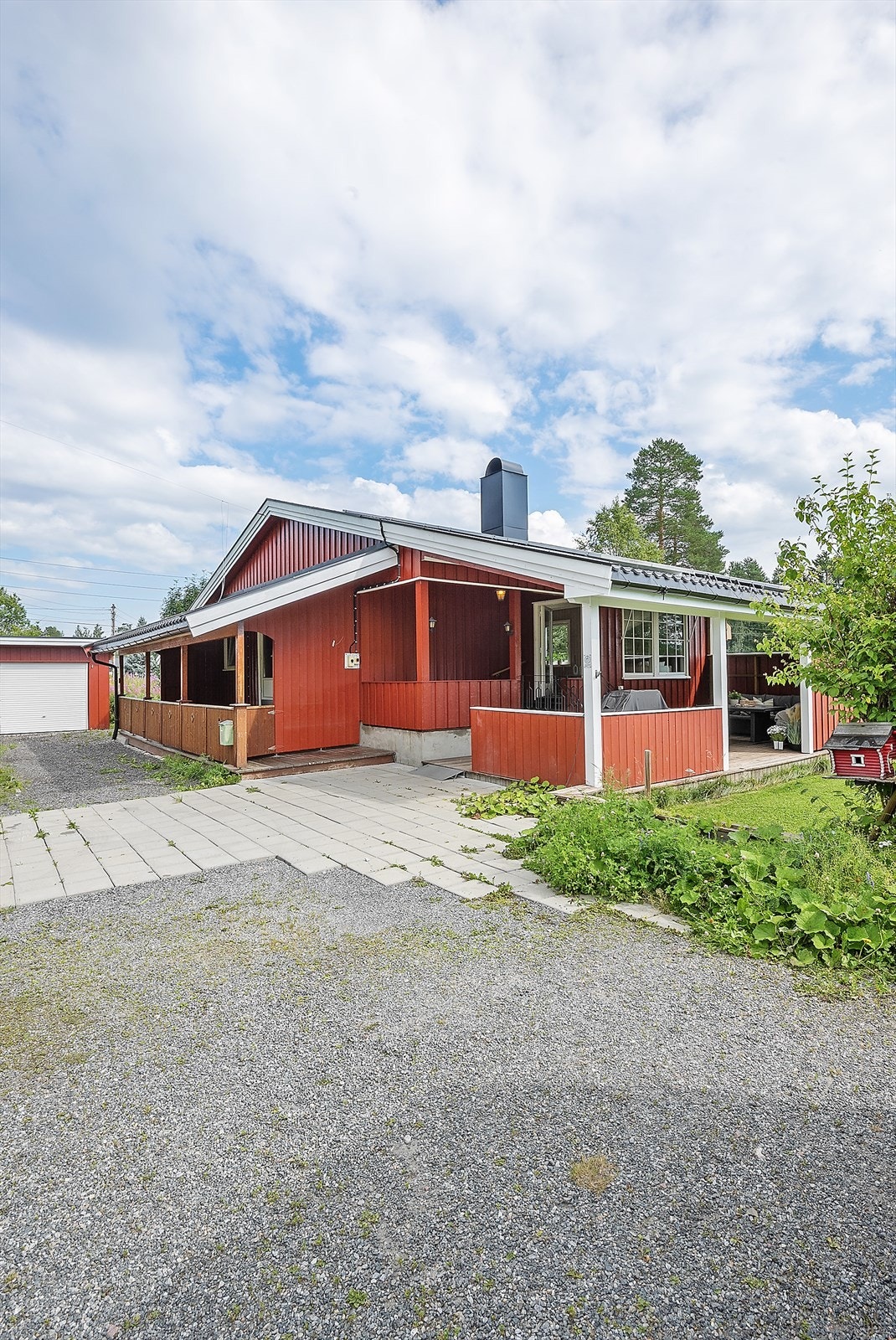 Gruset gårdsplass. Galleribilde