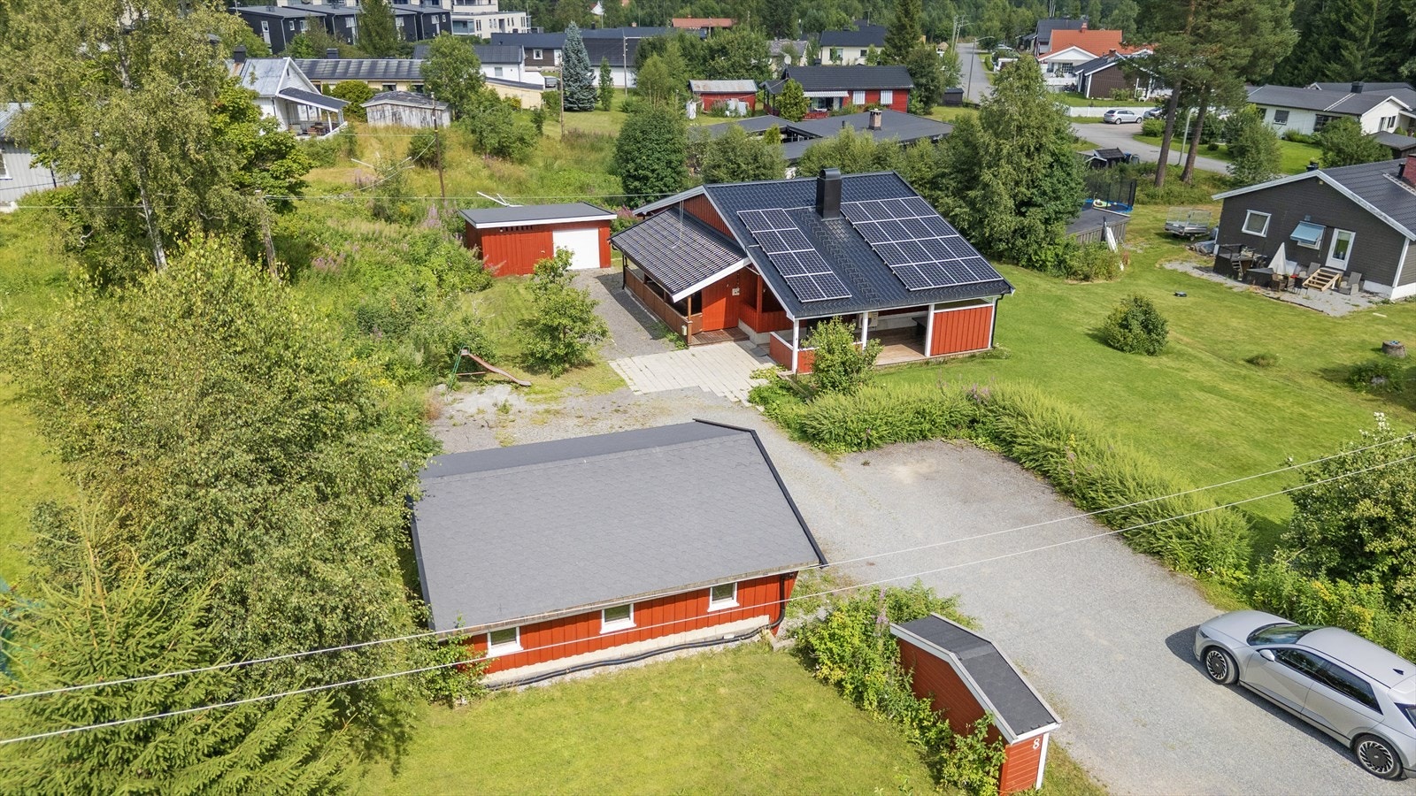 Innholdsrik enebolig. Romslig tomt med dobbelgarasje og enkel garasje. Galleribilde