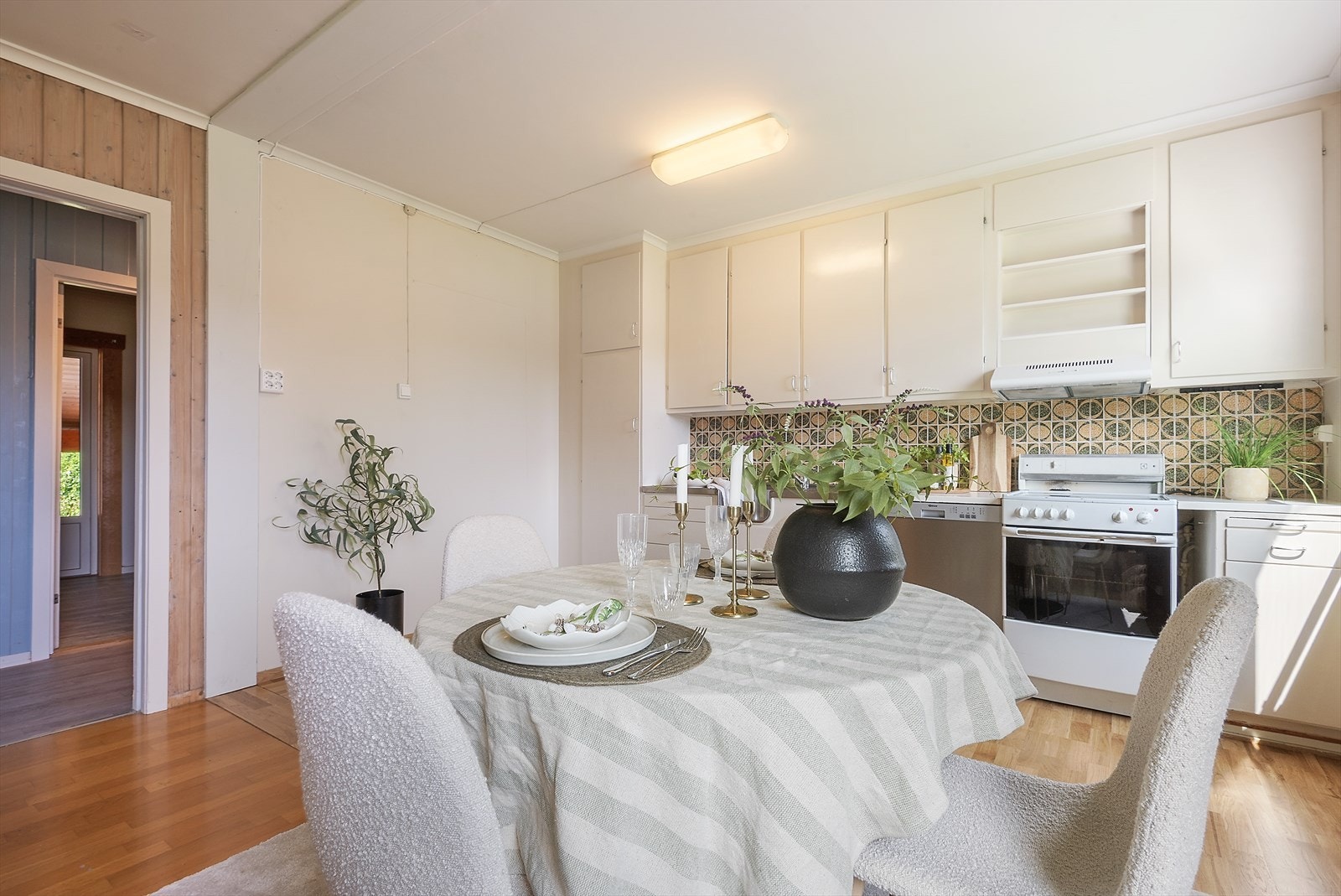 Fin plass til spisemøbler på kjøkkenet. Galleribilde