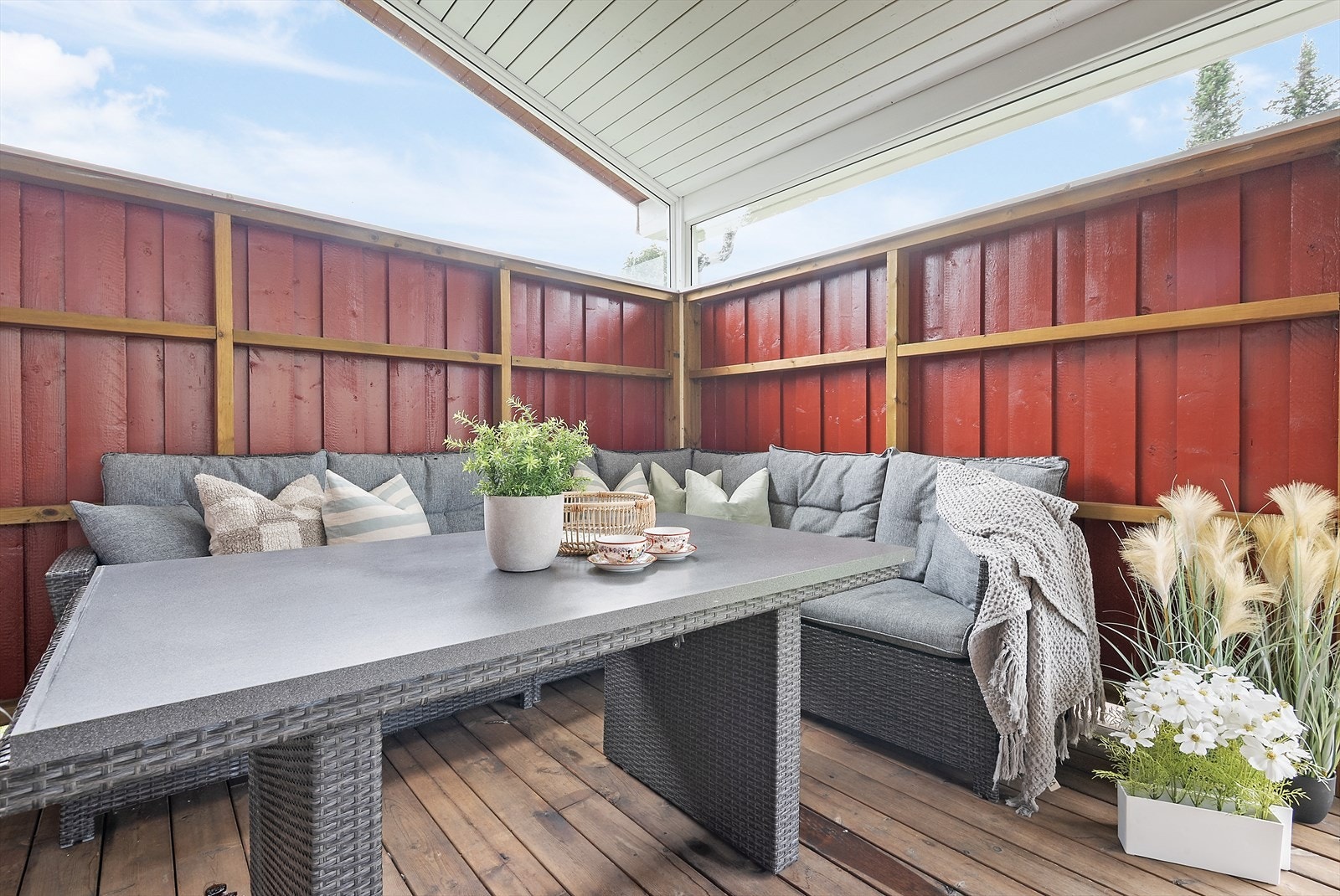 Koselig uteplass hvor man kan nyte frisk luft og lange sommerkvelder. Galleribilde