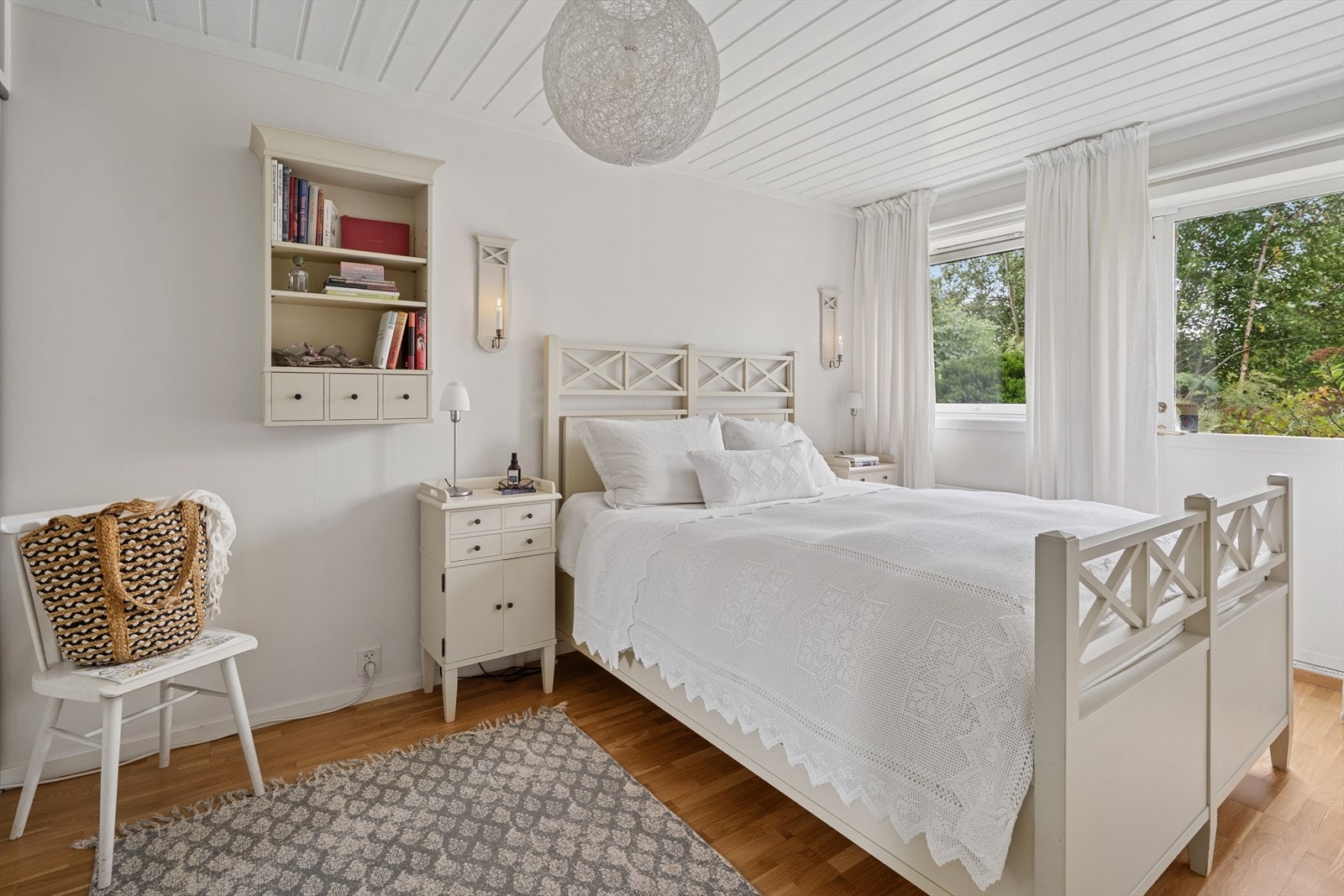 Lyst og pent soverom for ro og en god natts søvn. Galleribilde