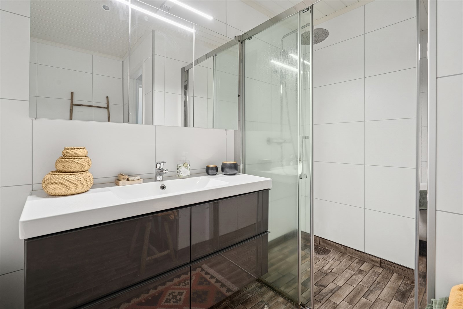 Baderom med elektriske varmekabler i gulv og elektrisk styrt vifte. Galleribilde