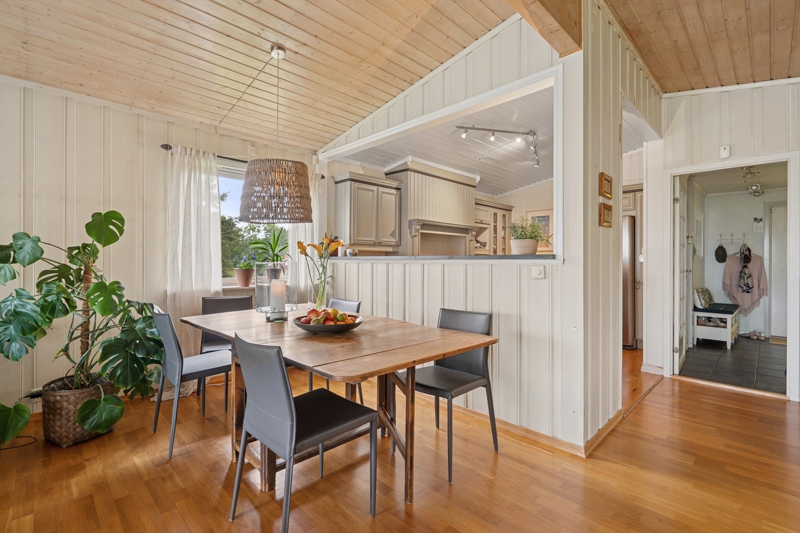 Koselig spiseplass hvor måltider og samtaler kan nytes i en varm og innbydende atmosfære. Galleribilde