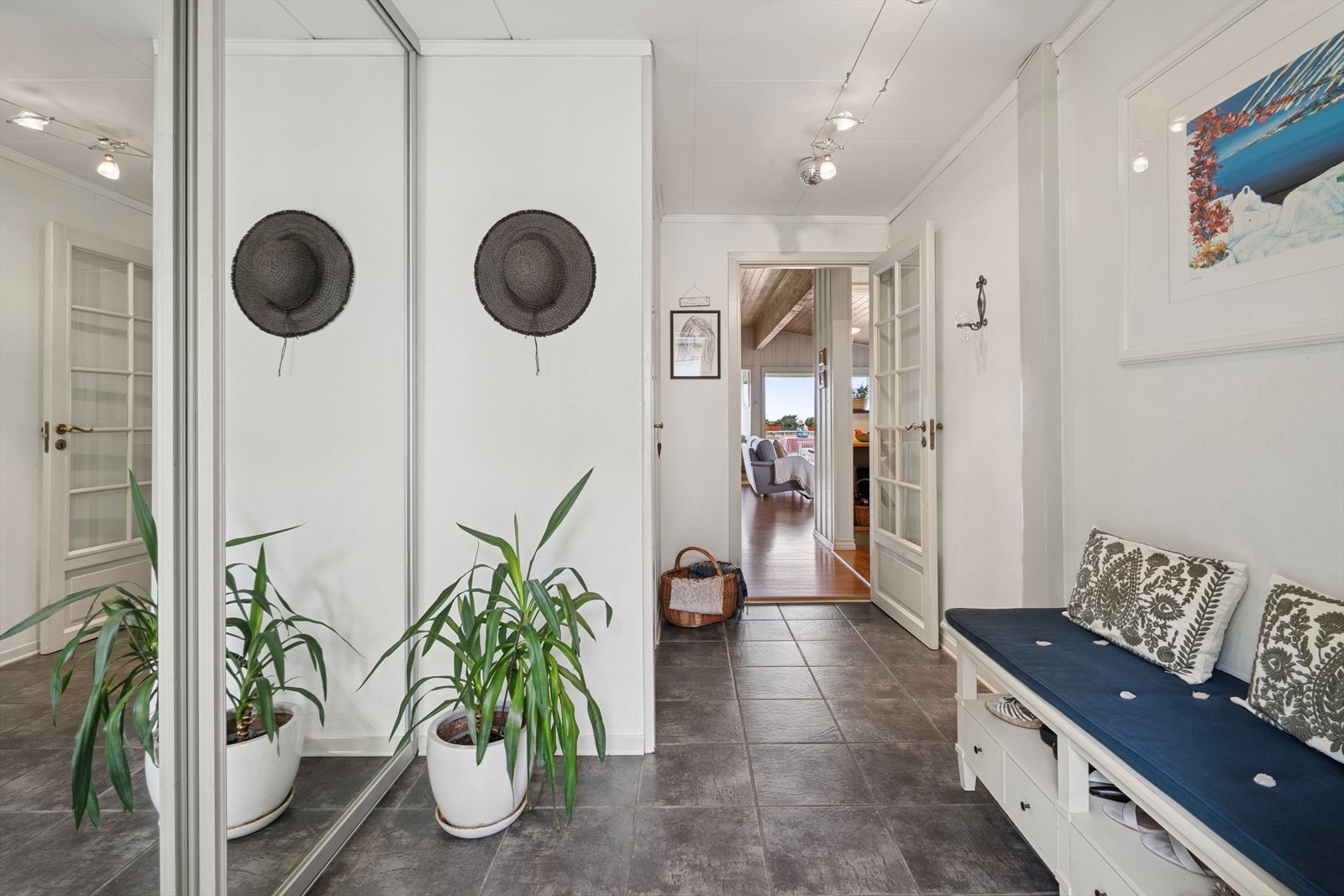 Her ønskes man velkommen inn i en trivelig, lys og romslig entré. God garderobeløsning med speil-/skyvedørsgarderobe hvor man kan henge fra seg yttertøy og sette fra seg sko. Galleribilde