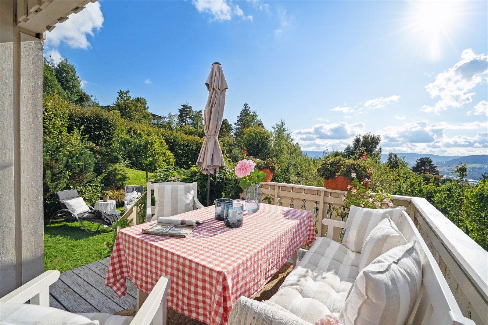 En sjarmende enebolig over to plan med fine og usjenerte uteplasser. Galleribilde